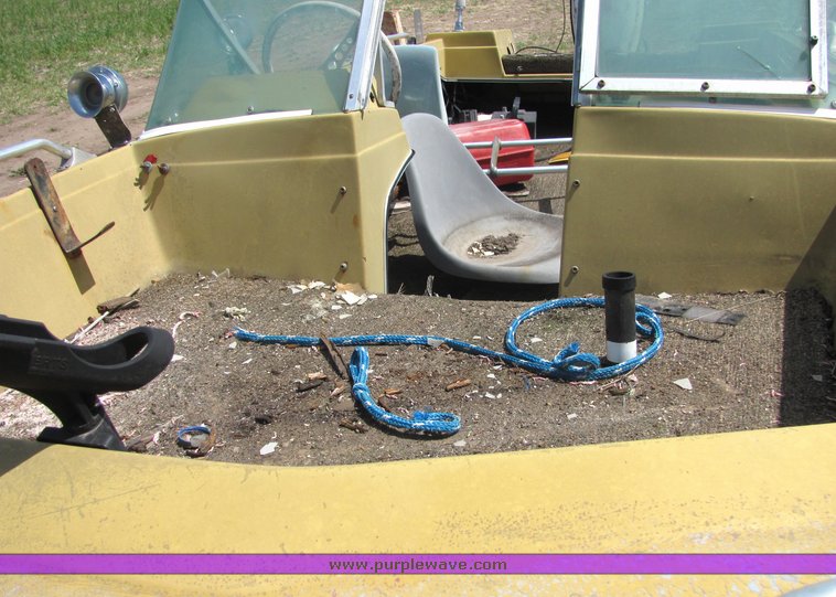 image for item 6069 16' Invader tri hull boat