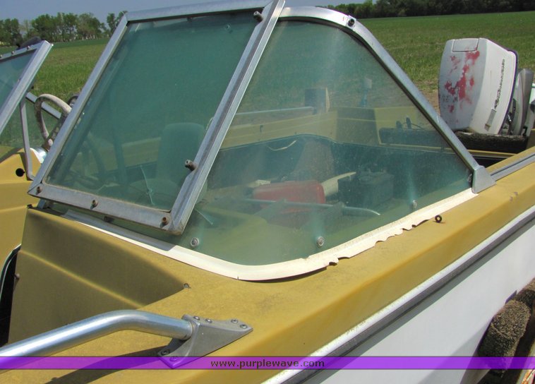 image for item 6069 16' Invader tri hull boat