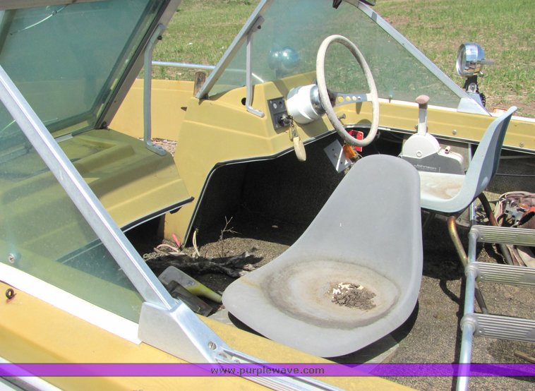 image for item 6069 16' Invader tri hull boat