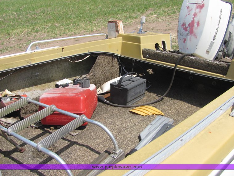 image for item 6069 16' Invader tri hull boat