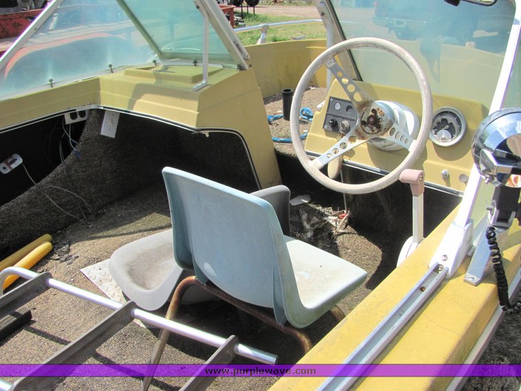 image for item 6069 16' Invader tri hull boat