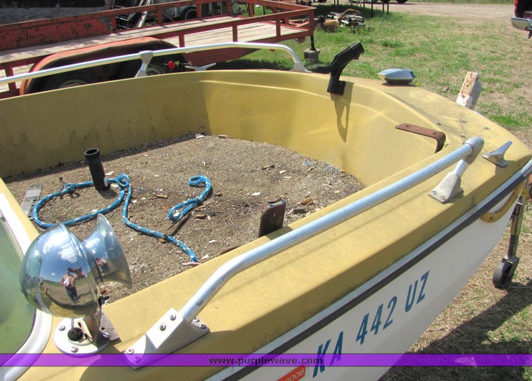 image for item 6069 16' Invader tri hull boat