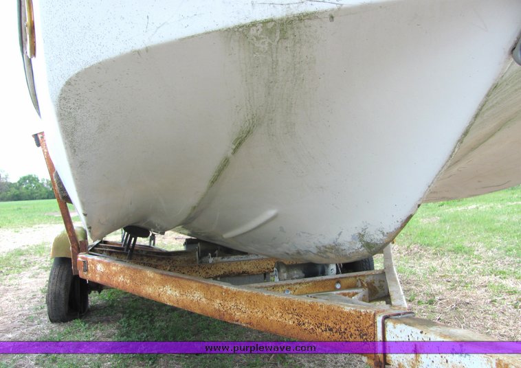 image for item 6069 16' Invader tri hull boat