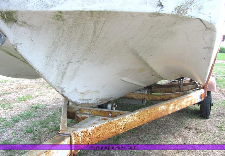 image for item 6069 16' Invader tri hull boat