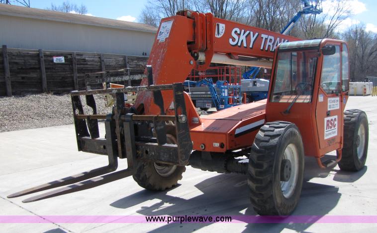image for item 3016 2004 SkyTrak 8042 telehandler