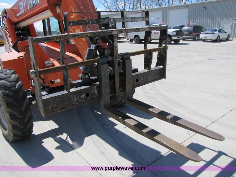 image for item 3016 2004 SkyTrak 8042 telehandler