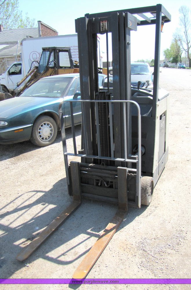 image for item 3064 Crown RC3020-30 forklift