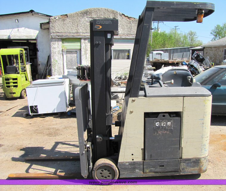 image for item 3064 Crown RC3020-30 forklift