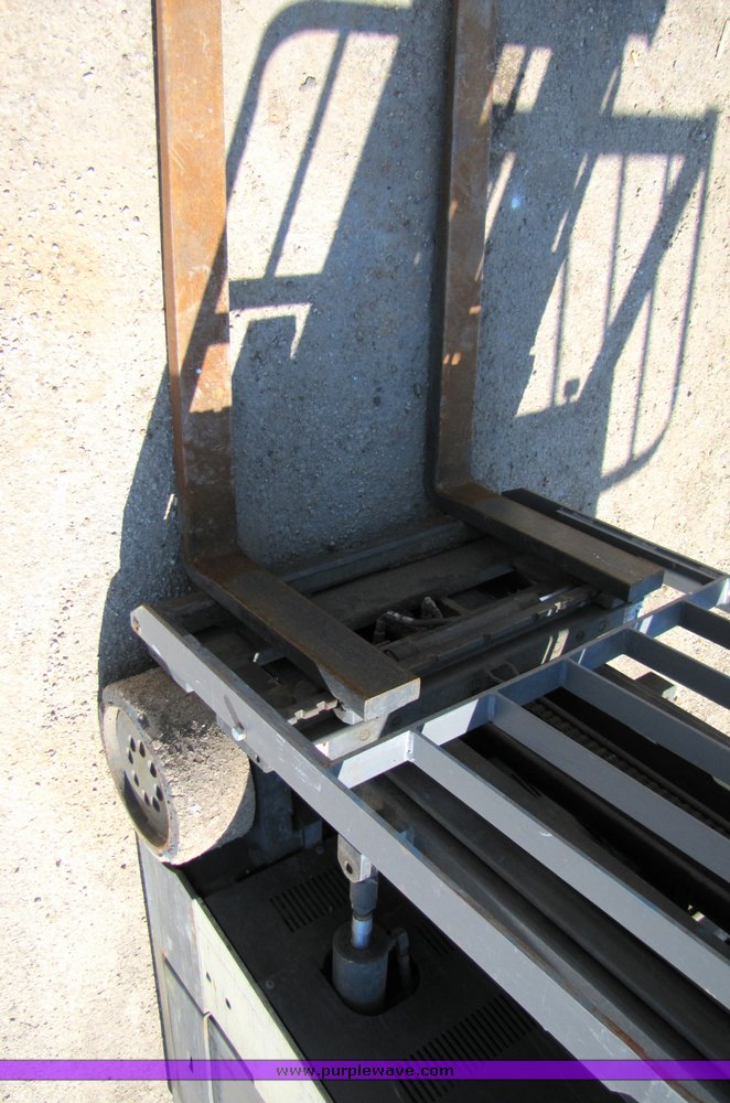 image for item 3064 Crown RC3020-30 forklift