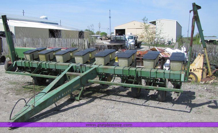 image for item 3090 John Deere 7000 planter