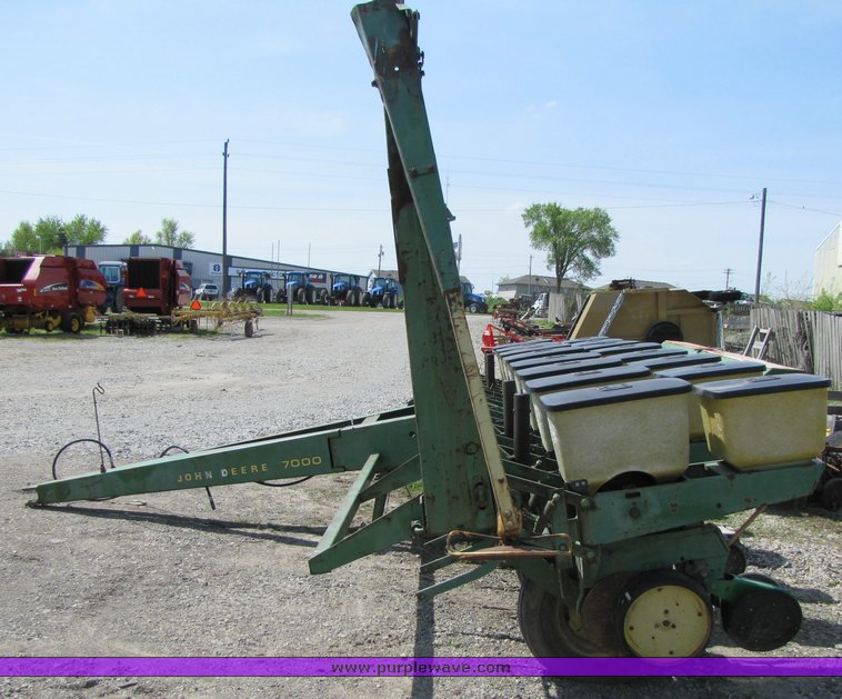 image for item 3090 John Deere 7000 planter