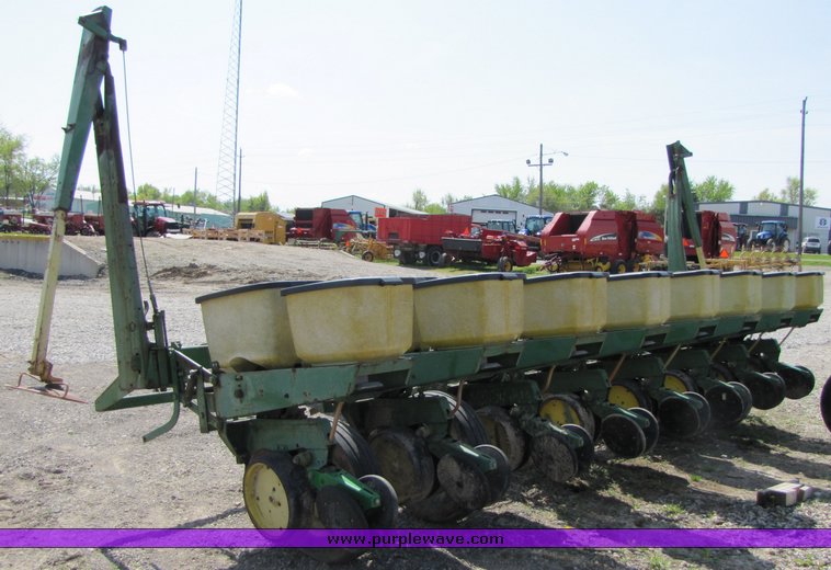 image for item 3090 John Deere 7000 planter