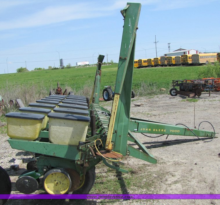 image for item 3090 John Deere 7000 planter