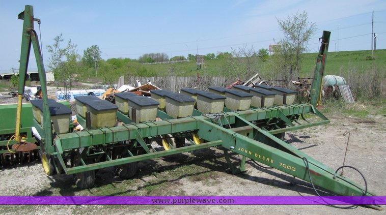 image for item 3090 John Deere 7000 planter