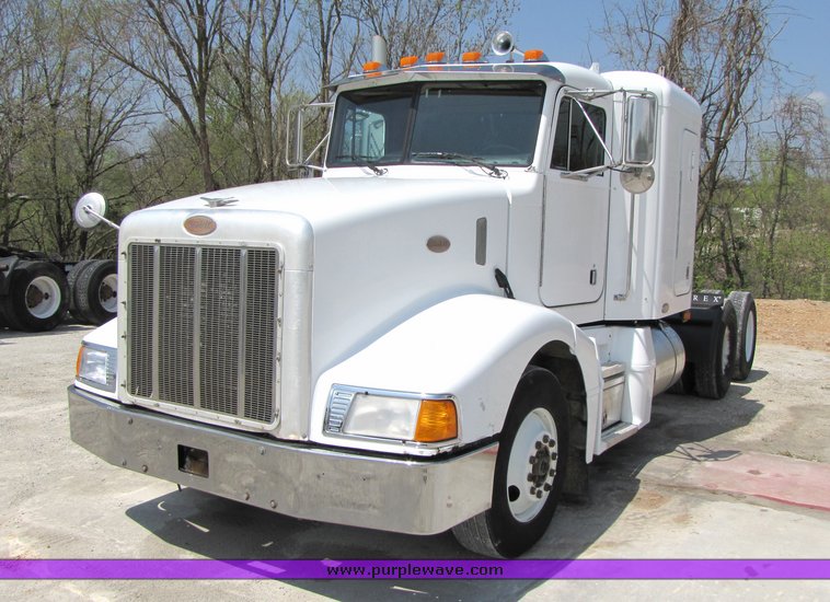 image for item 3038 1999 Peterbilt Conventional 377 semi truck