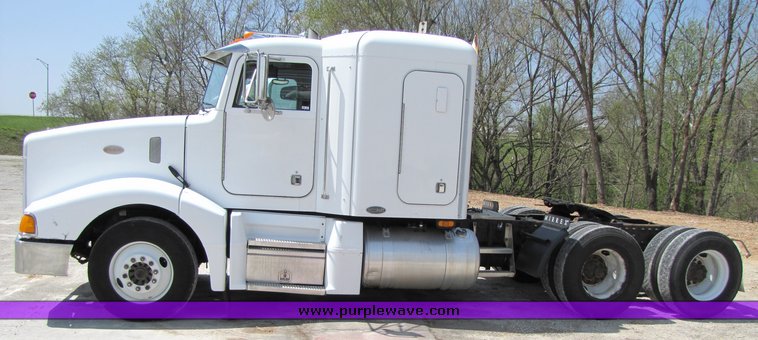 image for item 3038 1999 Peterbilt Conventional 377 semi truck