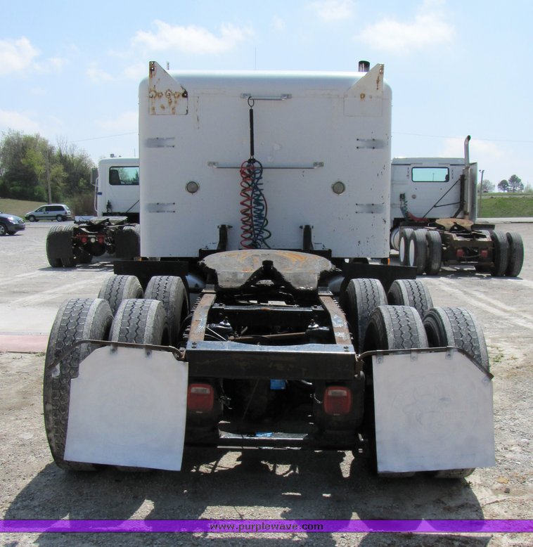 image for item 3038 1999 Peterbilt Conventional 377 semi truck