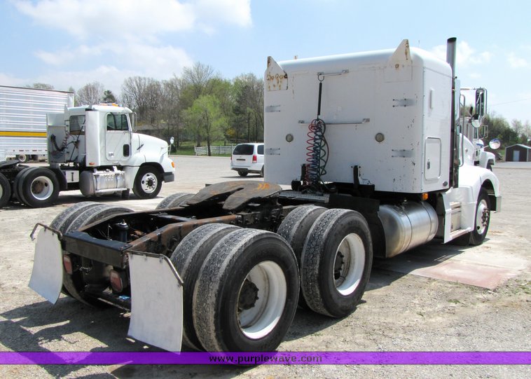 image for item 3038 1999 Peterbilt Conventional 377 semi truck