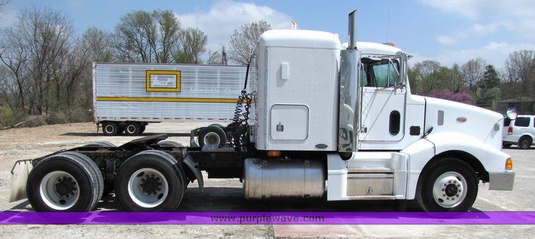 image for item 3038 1999 Peterbilt Conventional 377 semi truck