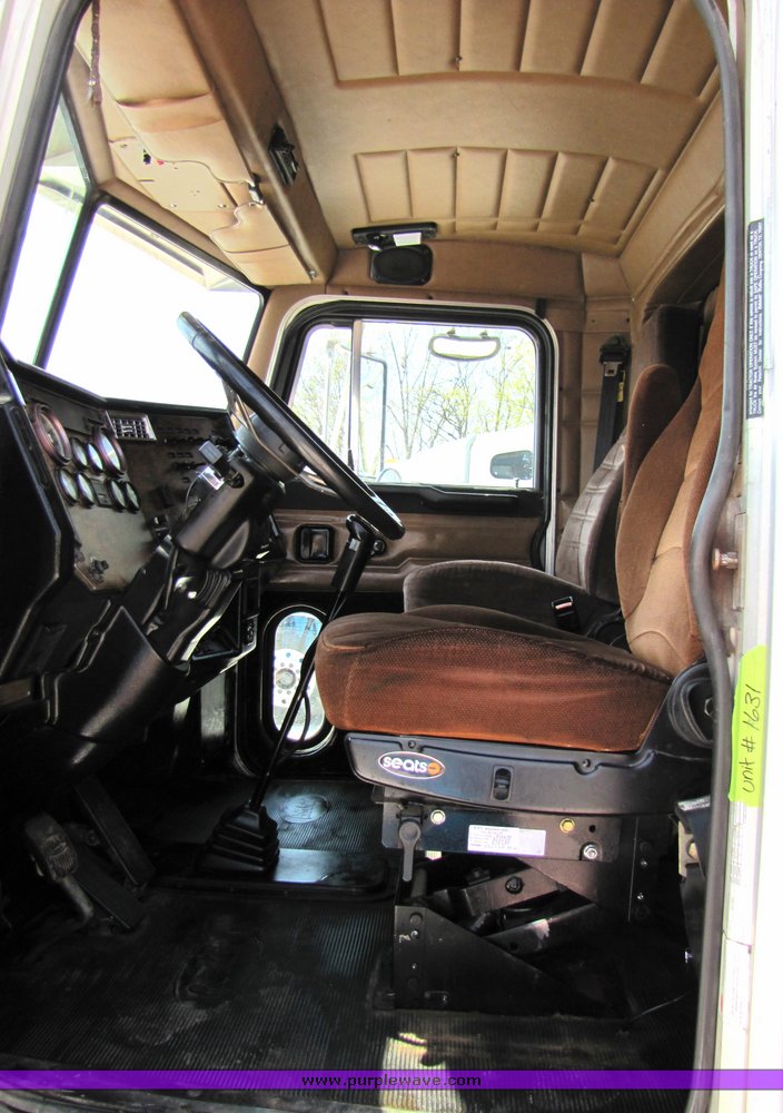 image for item 3038 1999 Peterbilt Conventional 377 semi truck