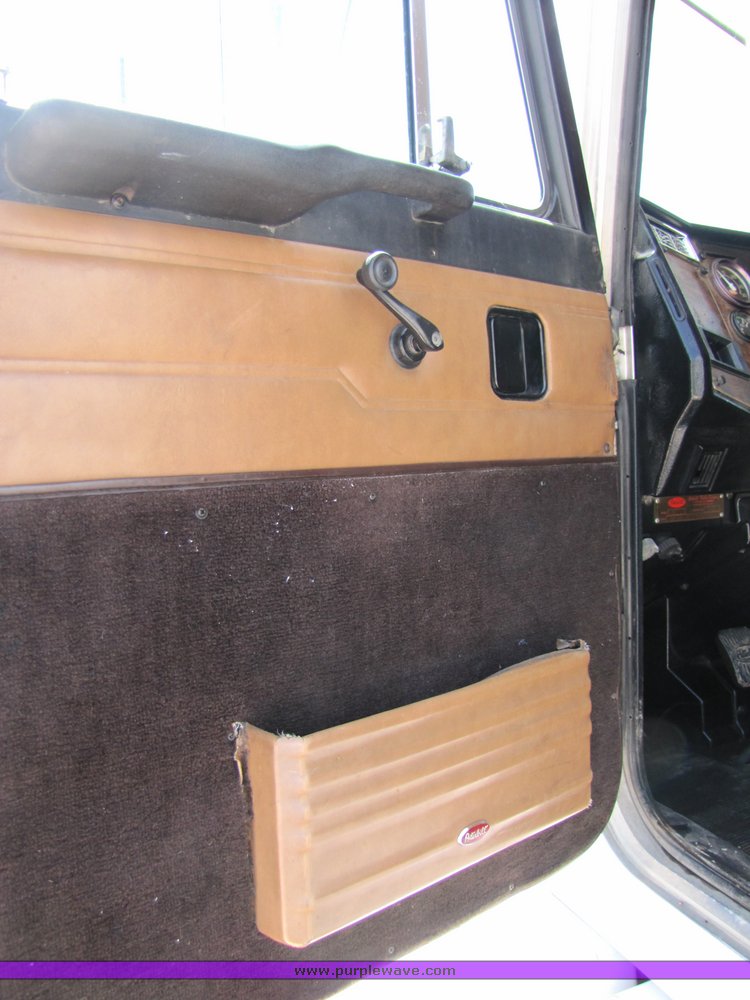 image for item 3038 1999 Peterbilt Conventional 377 semi truck