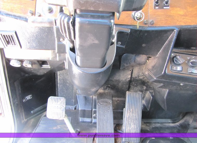 image for item 3038 1999 Peterbilt Conventional 377 semi truck