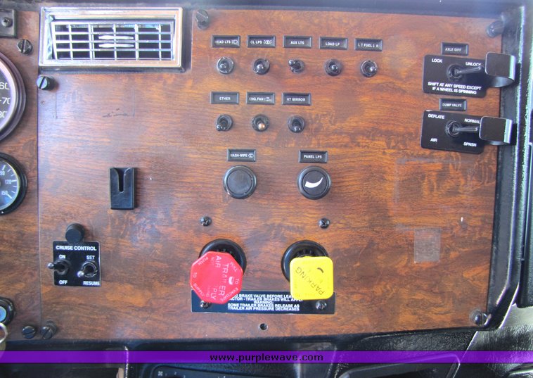 image for item 3038 1999 Peterbilt Conventional 377 semi truck