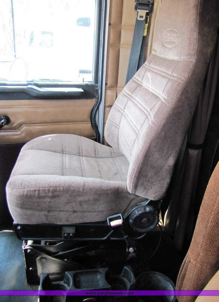 image for item 3038 1999 Peterbilt Conventional 377 semi truck