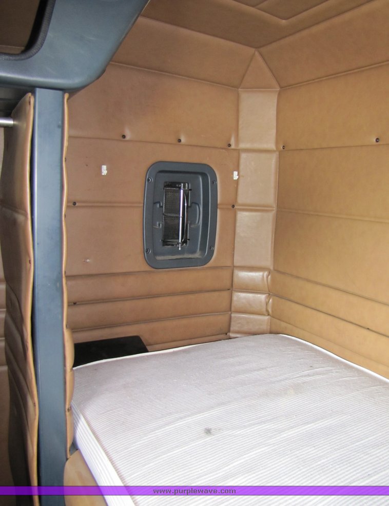 image for item 3038 1999 Peterbilt Conventional 377 semi truck