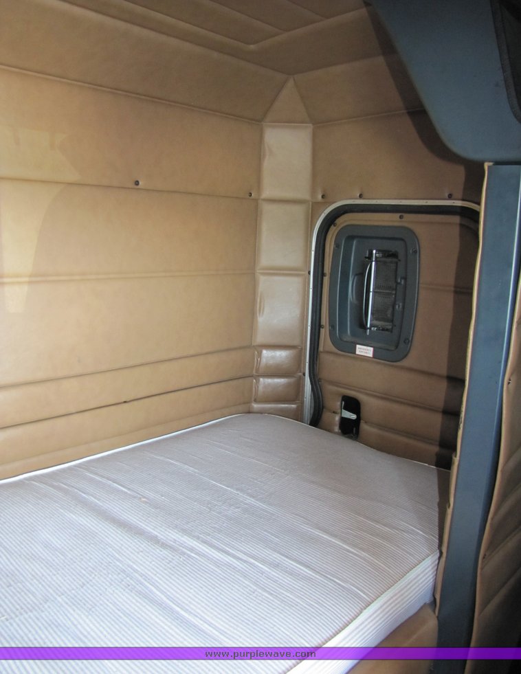 image for item 3038 1999 Peterbilt Conventional 377 semi truck