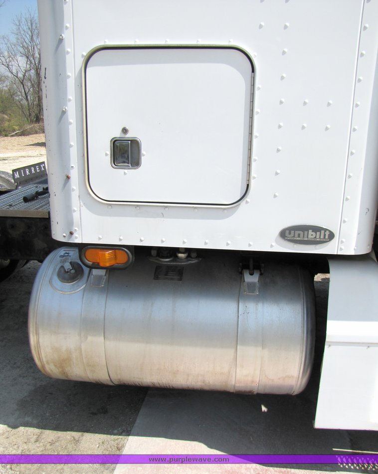 image for item 3038 1999 Peterbilt Conventional 377 semi truck