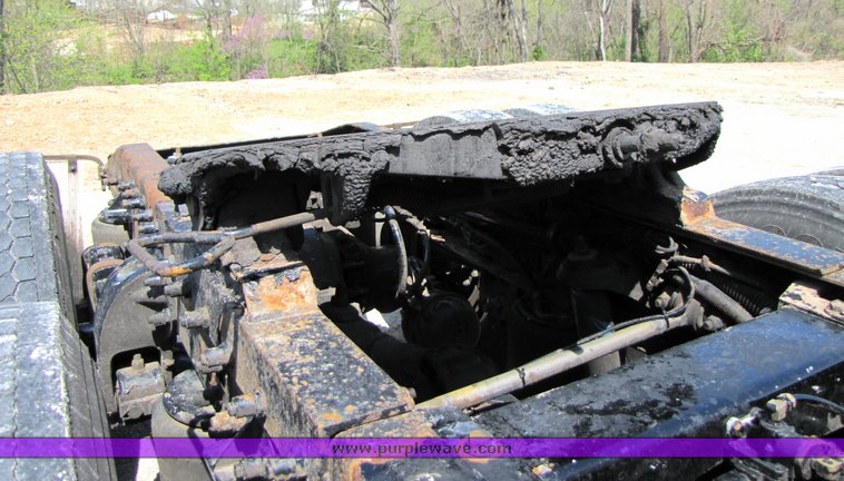 image for item 3038 1999 Peterbilt Conventional 377 semi truck