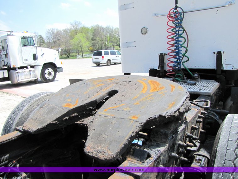 image for item 3038 1999 Peterbilt Conventional 377 semi truck