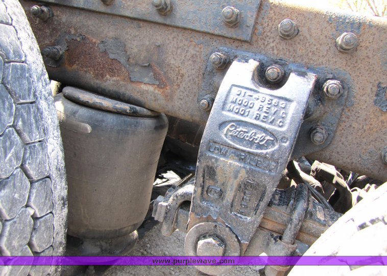 image for item 3038 1999 Peterbilt Conventional 377 semi truck