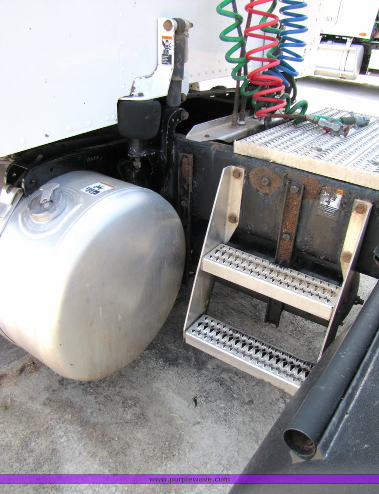 image for item 3038 1999 Peterbilt Conventional 377 semi truck