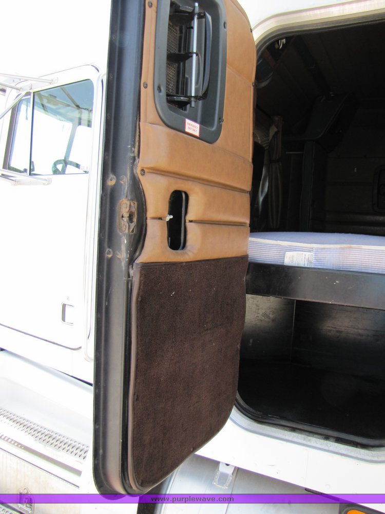 image for item 3038 1999 Peterbilt Conventional 377 semi truck