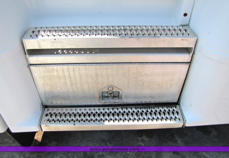 image for item 3038 1999 Peterbilt Conventional 377 semi truck