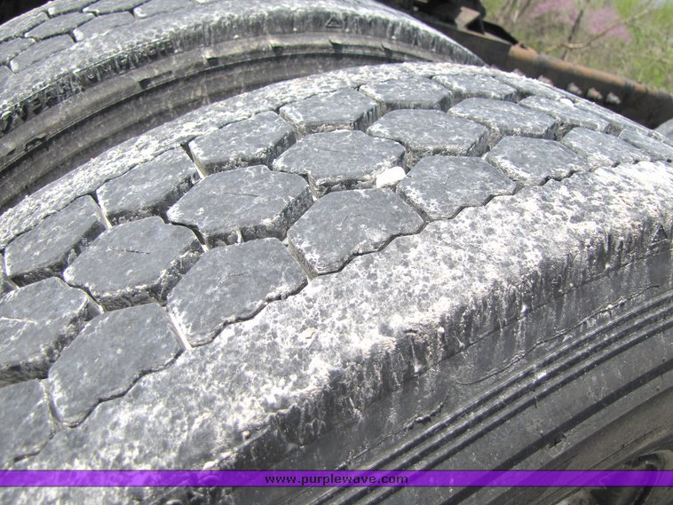 image for item 3038 1999 Peterbilt Conventional 377 semi truck