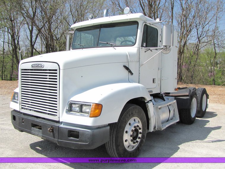 image for item 3040 1999 Freightliner Conventional FLD112 semi truck