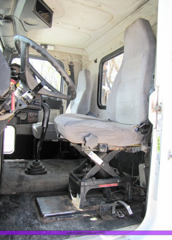 image for item 3040 1999 Freightliner Conventional FLD112 semi truck