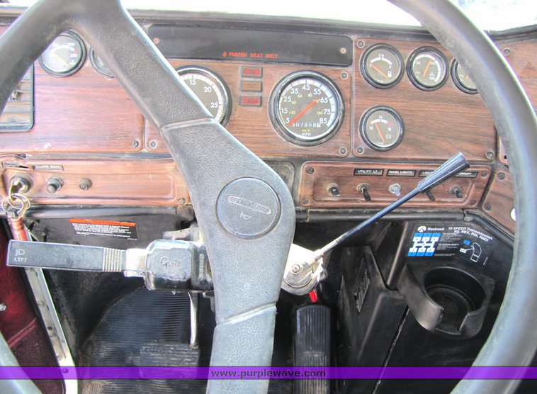 image for item 3040 1999 Freightliner Conventional FLD112 semi truck