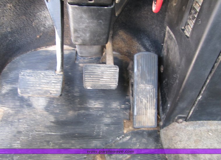 image for item 3040 1999 Freightliner Conventional FLD112 semi truck