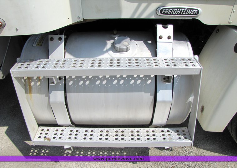 image for item 3040 1999 Freightliner Conventional FLD112 semi truck