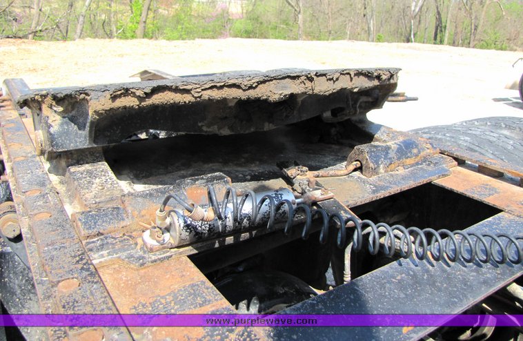 image for item 3040 1999 Freightliner Conventional FLD112 semi truck