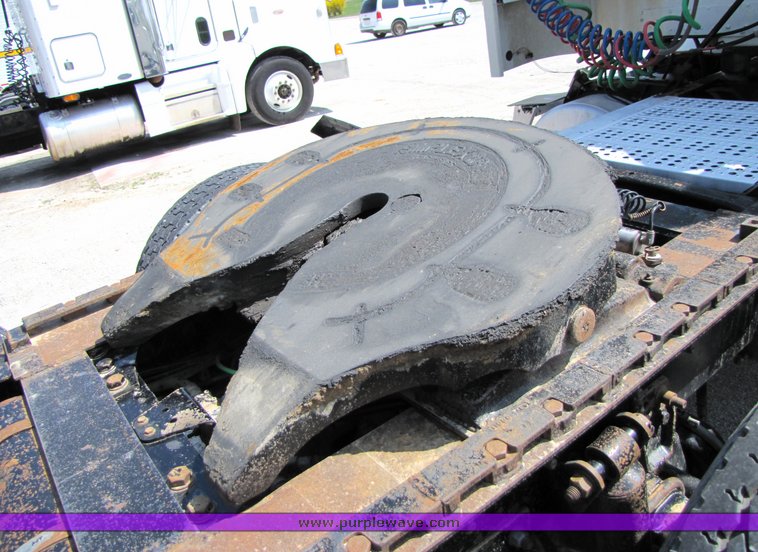 image for item 3040 1999 Freightliner Conventional FLD112 semi truck