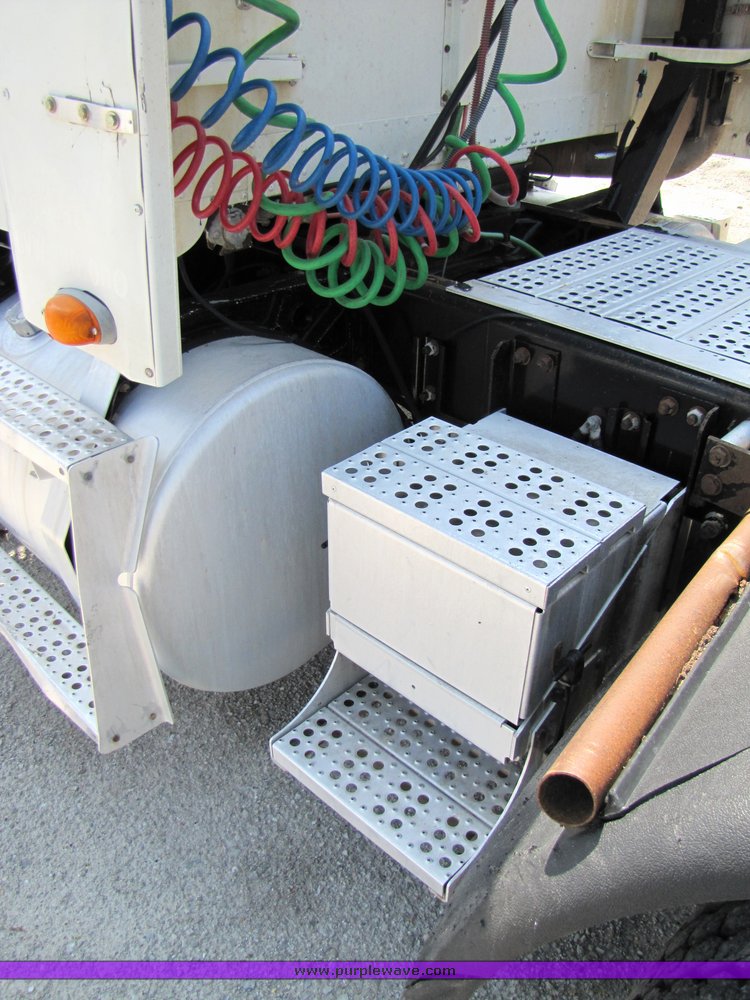 image for item 3040 1999 Freightliner Conventional FLD112 semi truck