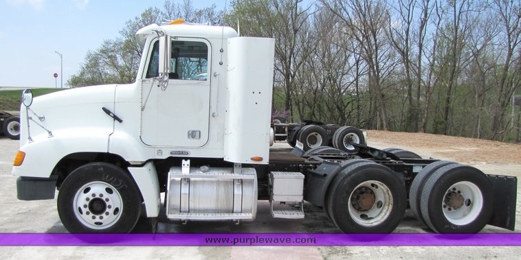 image for item 3053 1999 Freightliner Conventional FLD112 semi truck