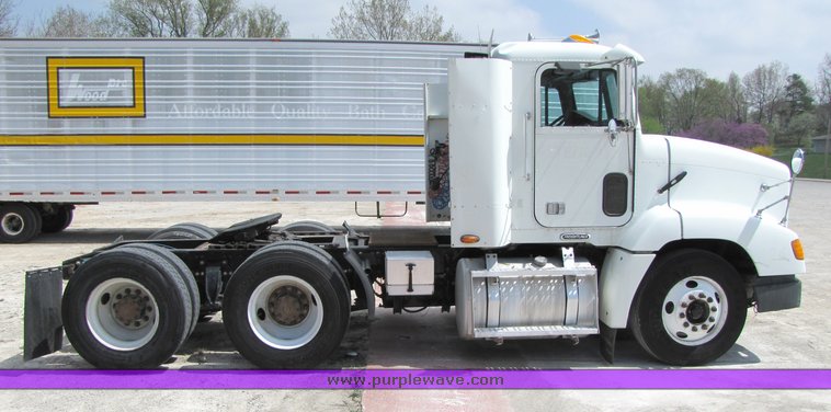 image for item 3053 1999 Freightliner Conventional FLD112 semi truck