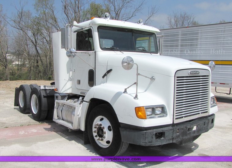 image for item 3053 1999 Freightliner Conventional FLD112 semi truck