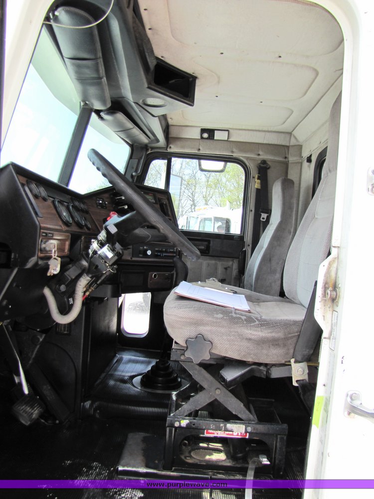 image for item 3053 1999 Freightliner Conventional FLD112 semi truck